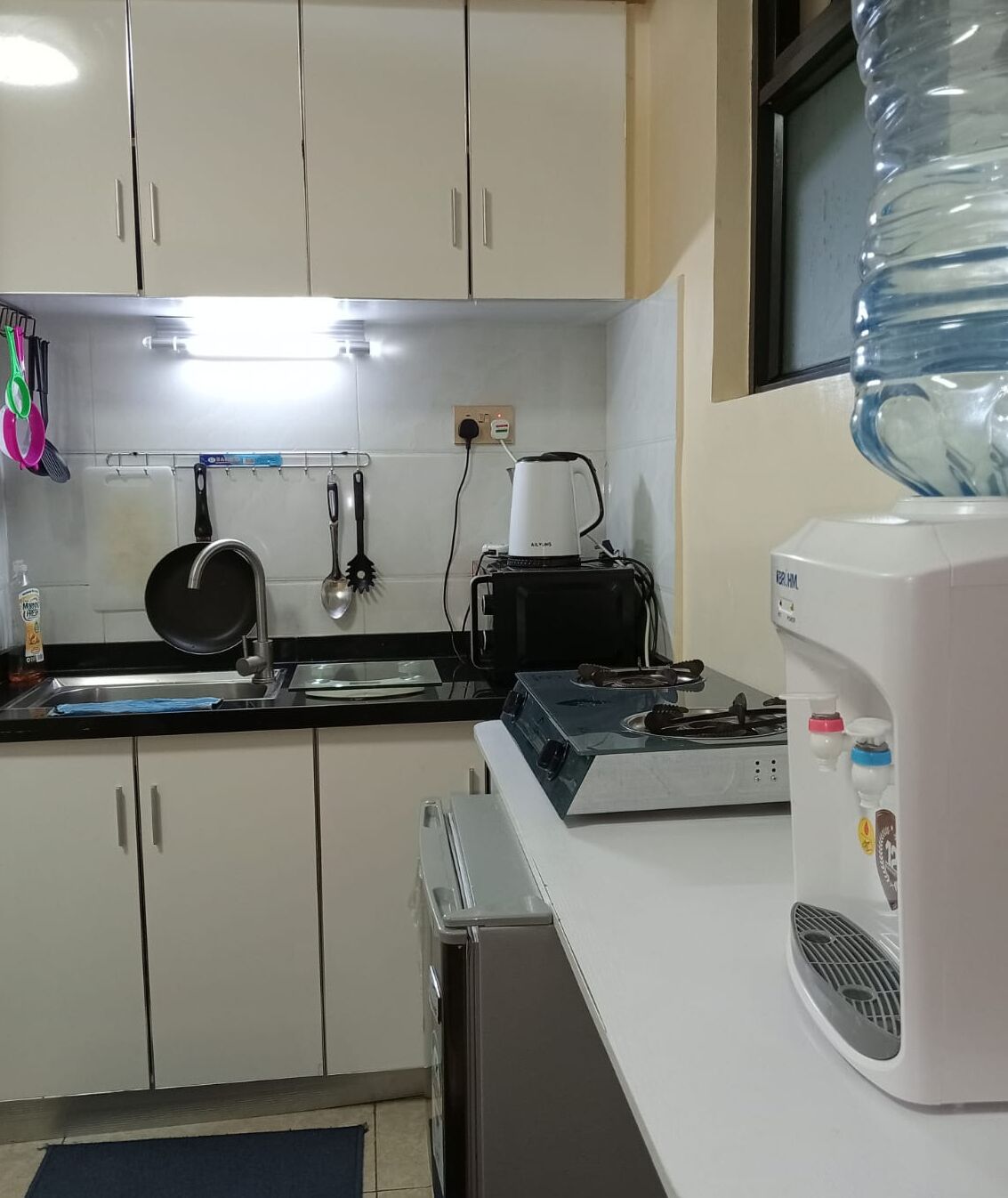 Refrigerador, microondas, utensilios de cocina