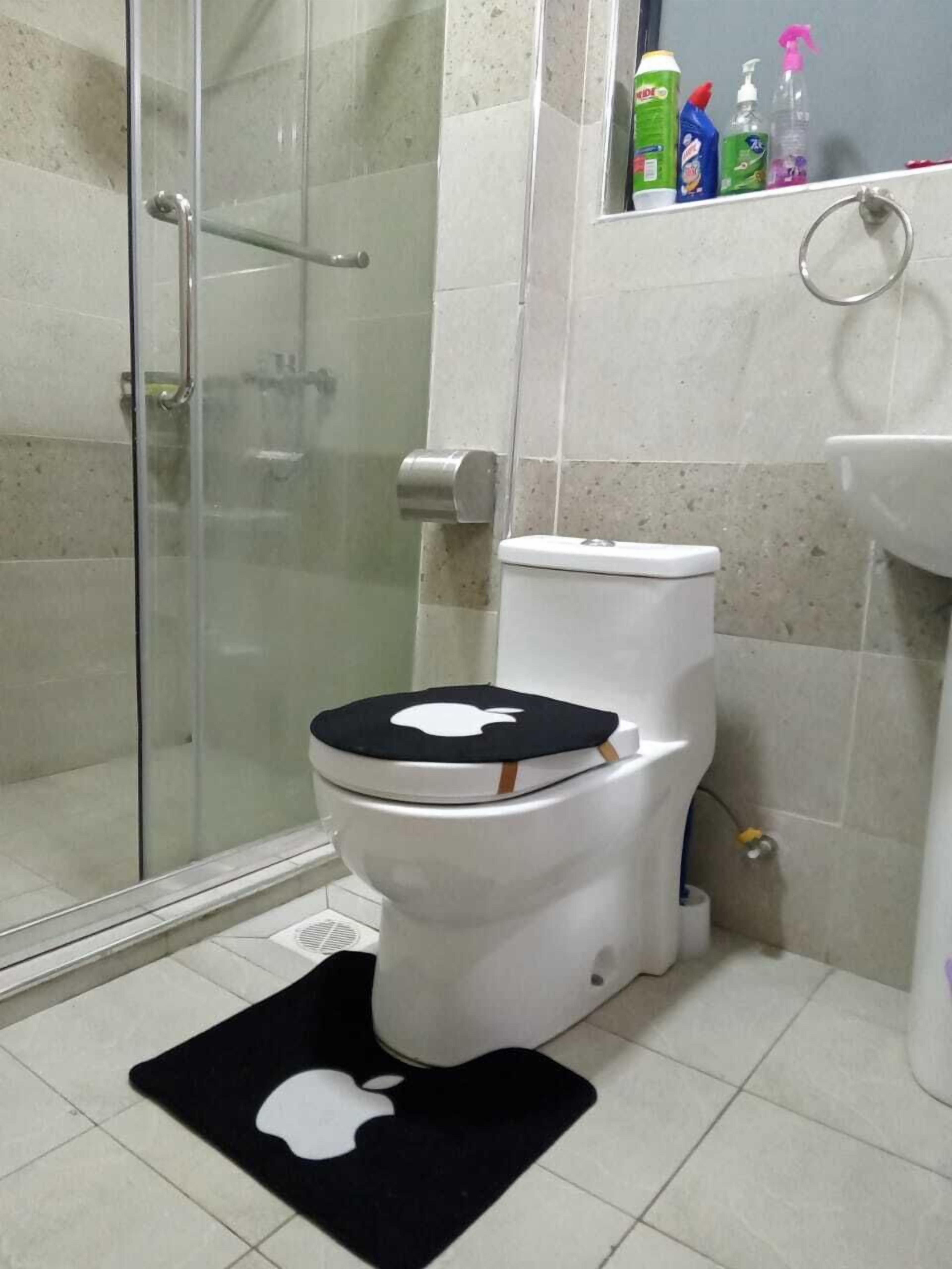 Business Studio | Bathroom | Shower, free toiletries, slippers, bidet