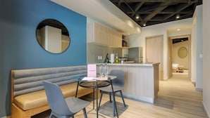 Un intérieur moderne comprenant un coin salon, une cuisine et un couloir.