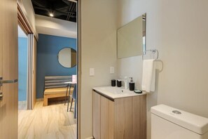 Douche, séchoir à cheveux, serviettes fournies