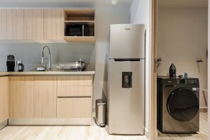 Kühlschrank, Mikrowelle, Ofen, Herdplatte