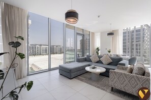 Luxe appartement | Woonruimte | Een 65-inch smart-tv met kabelzenders