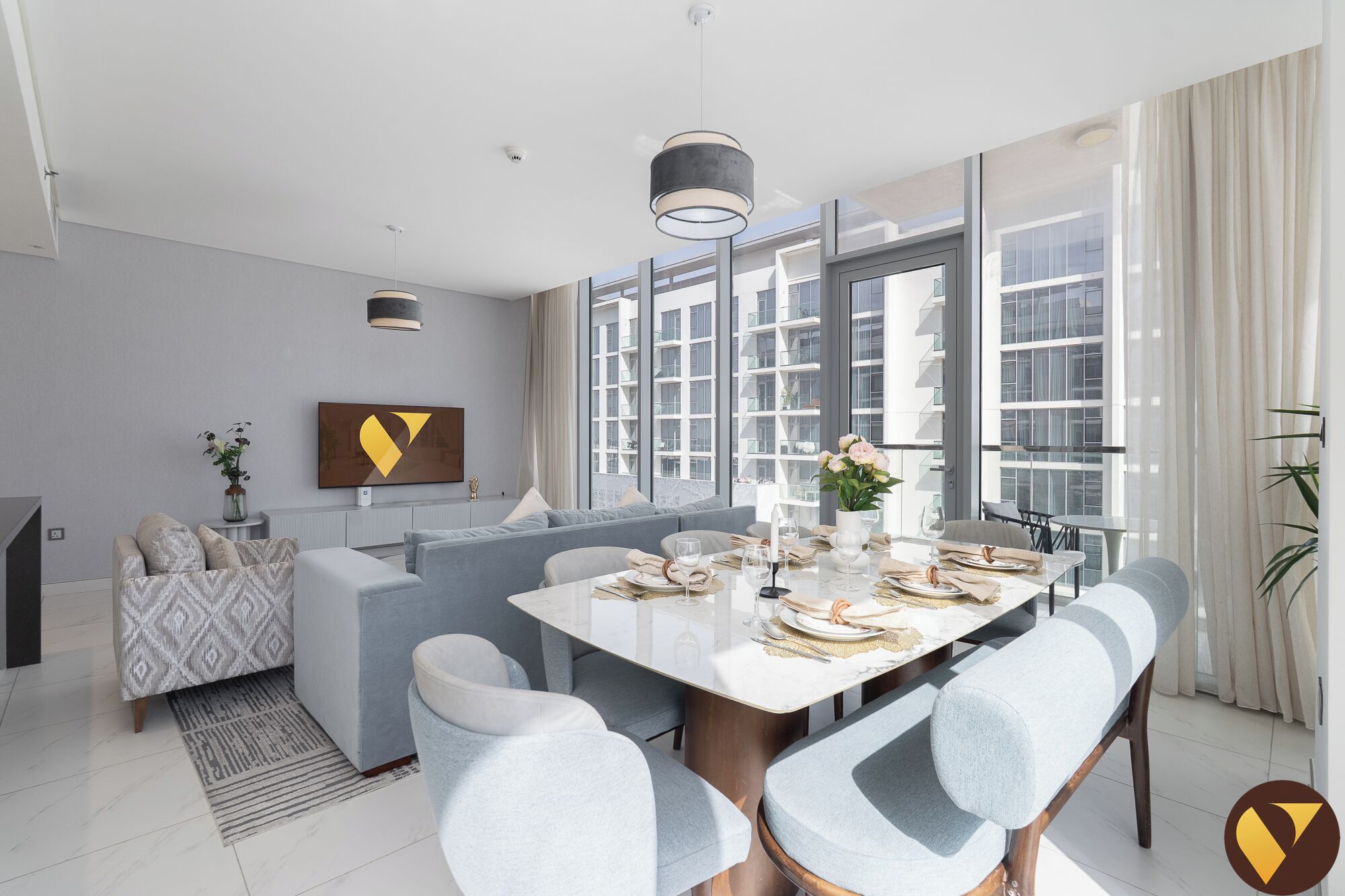 Luksushuoneisto | Oleskelualue | 65–tuumainen äly-TV, jossa kaapelikanavat