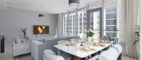 Luksushuoneisto | Oleskelualue | 65–tuumainen äly-TV, jossa kaapelikanavat