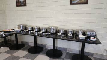 بوفيه فطور مجانًا يوميًا