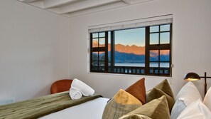 3 bedrooms, desk - Red Peaks - Spacious stylish house with lake views (Queenstown)