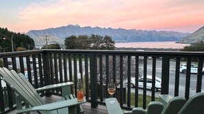 Property grounds - Red Peaks - Spacious stylish house with lake views (Queenstown)