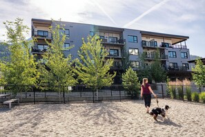 Exterior - Mountainside condo with private hot tub & BBQ (Revelstoke)