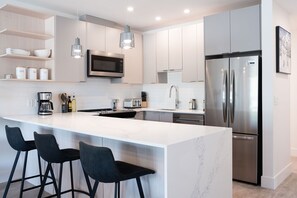 Een koelkast, een microgolfoven, een oven, een kookplaat