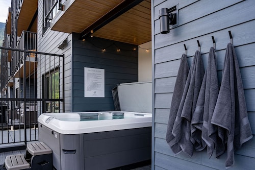 Everything you need in a mountainside condo
