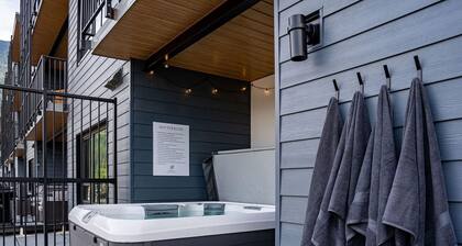 Mountainside condo with private hot tub & BBQ