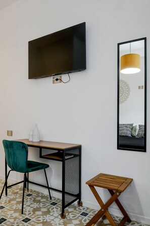 Economy tweepersoonskamer | Donsdekens, een kluis op de kamer, een bureau, een laptopwerkplek