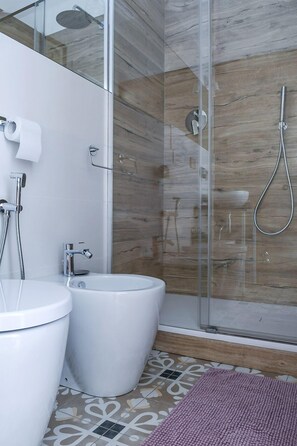 Stella | Badkamer | Een douche, een regendouche, een haardroger, pantoffels