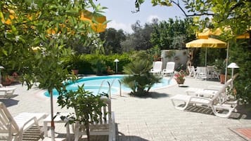 Una piscina al aire libre de temporada