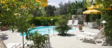 Una piscina al aire libre de temporada