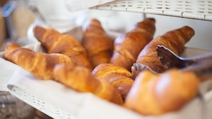 A basket of croissants on a wicker tray. - Hotel Sporting (Vasto)