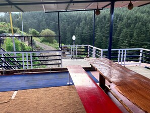 Outdoor dining - Shoonya Home Stay - Devalsari Deodar Forest Range - 60min from Mussoorie
 (Mussoorie)