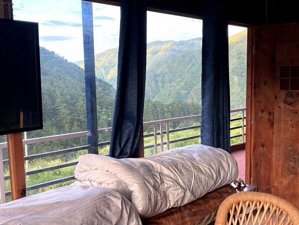 4 bedrooms, WiFi, bed sheets - Shoonya Home Stay - Devalsari Deodar Forest Range - 60min from Mussoorie
(Mussoorie)