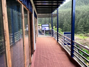 Property grounds - Shoonya Home Stay - Devalsari Deodar Forest Range - 60min from Mussoorie
(Mussoorie)