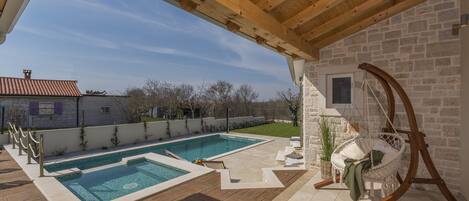 Piscina all'aperto, una piscina riscaldata
