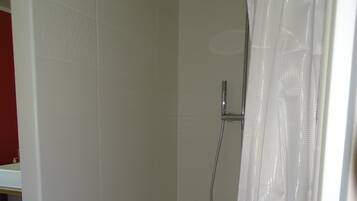 Douche, sèche-cheveux, serviettes fournies, savon