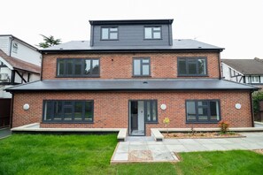 Apartment, 1 Queen Bed with Sofa bed | Exterior - Inviting 1 Bed Apartment in Purley (Purley)