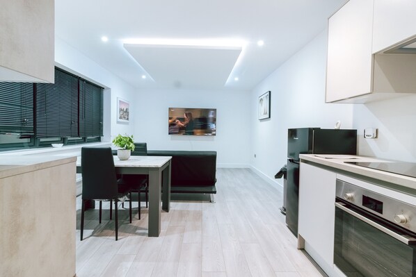 Geladeira, micro-ondas, fogão, cooktop