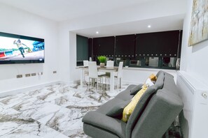 Apartment, 2 Queen-Betten | Wohnbereich
