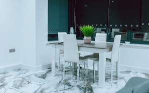 Apartment, 2 Queen-Betten | Speisen