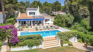 Une villa dotée d’une piscine, d’un espace extérieur aménagé et de panneaux solaires.