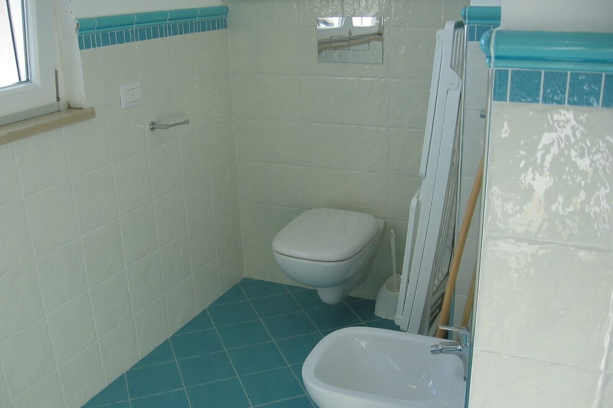 Panoramic-Studio, 1 Doppelbett, eingeschränkter Meerblick | Badezimmer | Dusche, Regendusche, Bidet, Handtücher