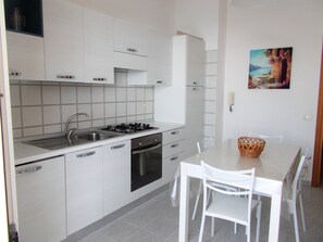 Departamento básico, 1 habitación, vista al mar | Cocina privada | Refrigerador con congelador, horno y parrilla de estufa 