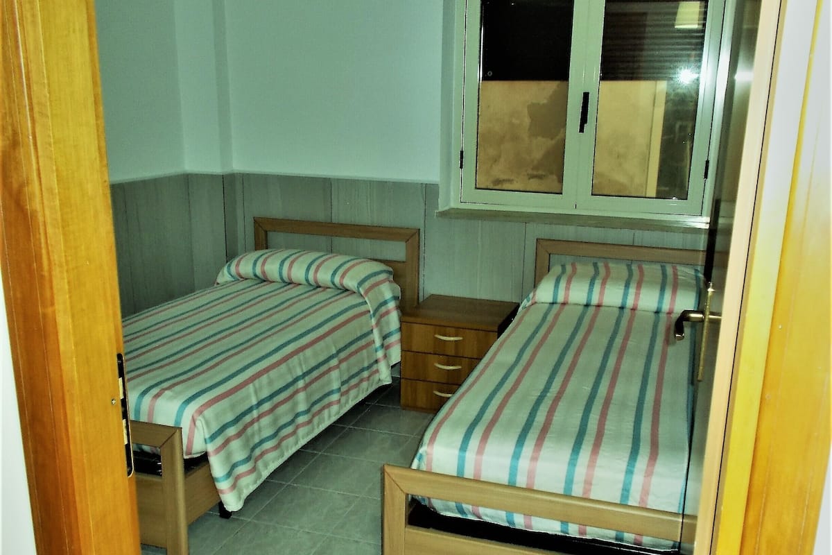 Basic-Apartment, 2 Schlafzimmer, Meerblick | 1 Schlafzimmer, Allergikerbettwaren, Bügeleisen/Bügelbrett, Bettwäsche