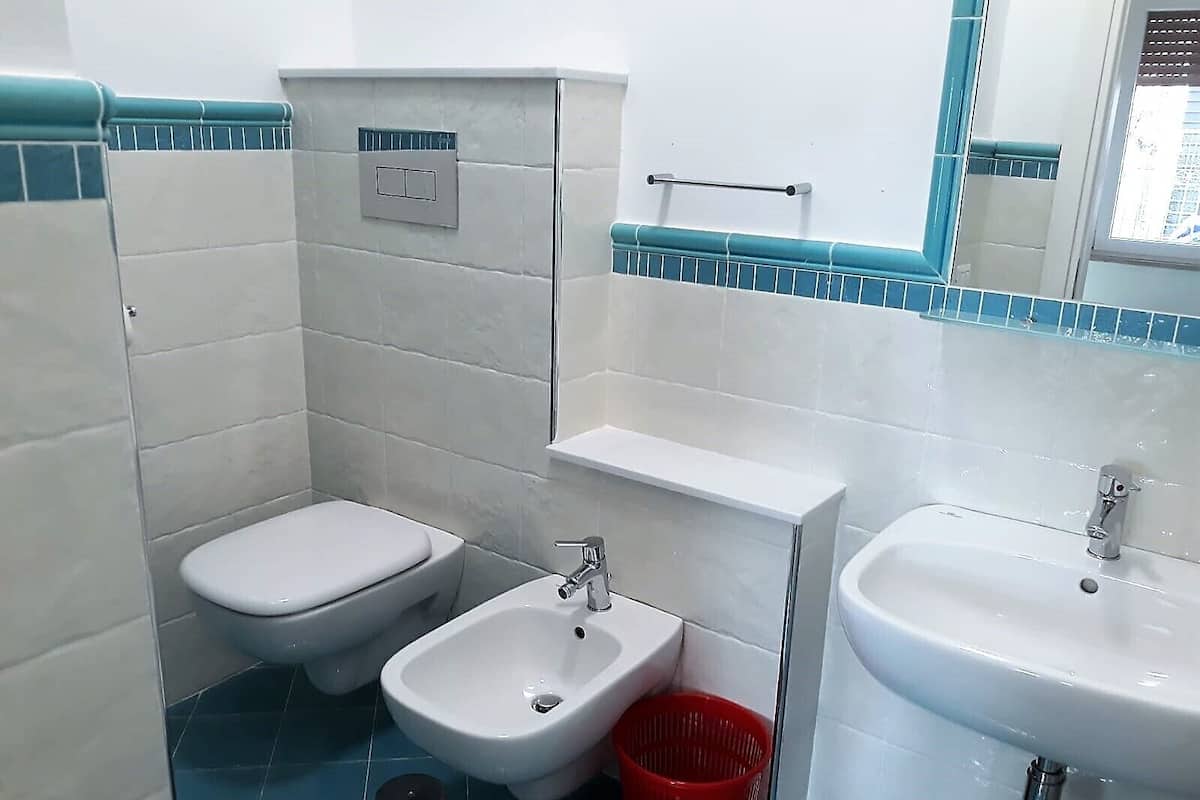 Basic-Studio | Badezimmer | Dusche, Regendusche, Bidet, Handtücher