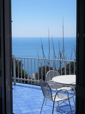 Estudio básico, 1 habitación, vista al mar | Terraza o patio