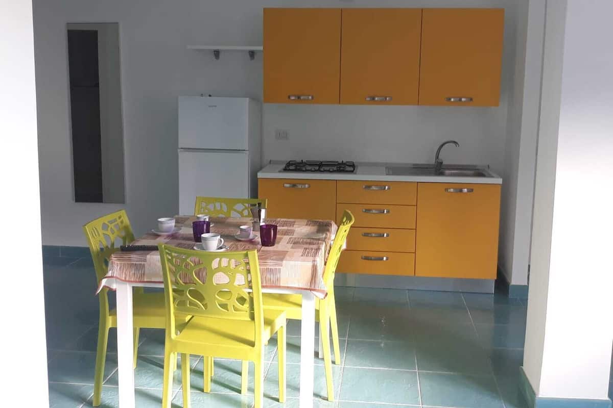 Comfort-Apartment, 1 Doppelbett und Schlafsofa, eingeschränkter Meerblick, Erdgeschoss | Eigene Küche | Großer Kühlschrank, Ofen, Herdplatte, Kochgeschirr/Geschirr/Besteck