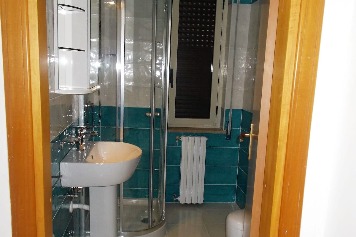 Basic-Apartment, 1 Schlafzimmer, Meerblick | Badezimmer | Dusche, Regendusche, Bidet, Handtücher