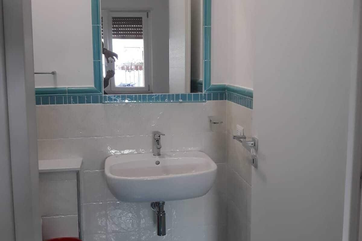 Comfort-Apartment, 1 Doppelbett und Schlafsofa, eingeschränkter Meerblick, Erdgeschoss | Badezimmer | Dusche, Regendusche, Bidet, Handtücher