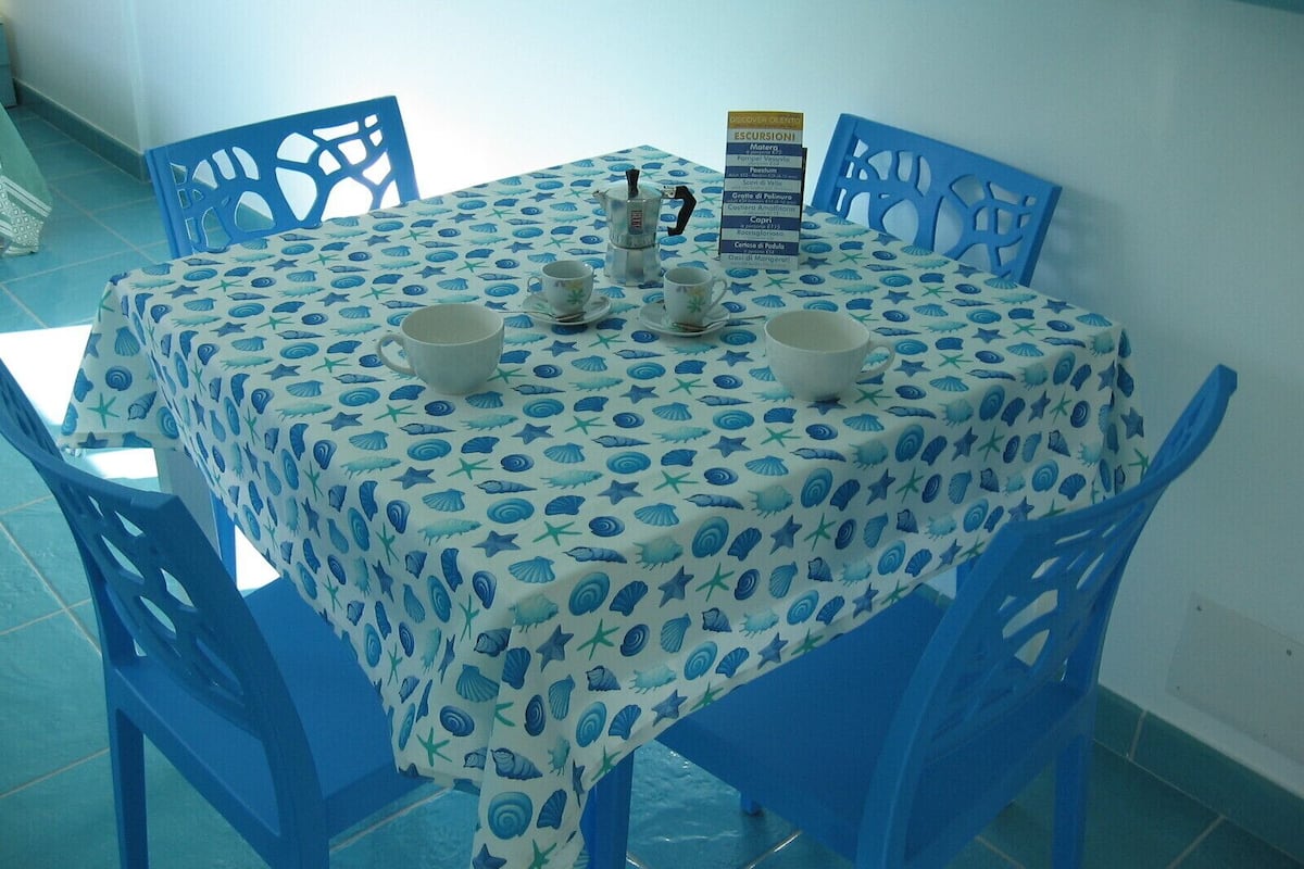 Panoramic-Studio, 1 Doppelbett, eingeschränkter Meerblick | Wohnbereich | 24-Zoll-LCD-Fernseher mit Digitalempfang