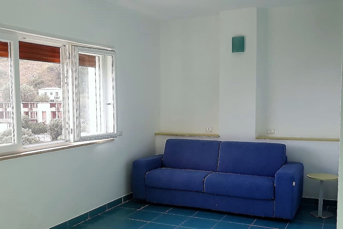 Comfort-Apartment, 1 Doppelbett und Schlafsofa, eingeschränkter Meerblick, Erdgeschoss | 1 Schlafzimmer, Allergikerbettwaren, Bügeleisen/Bügelbrett, Bettwäsche