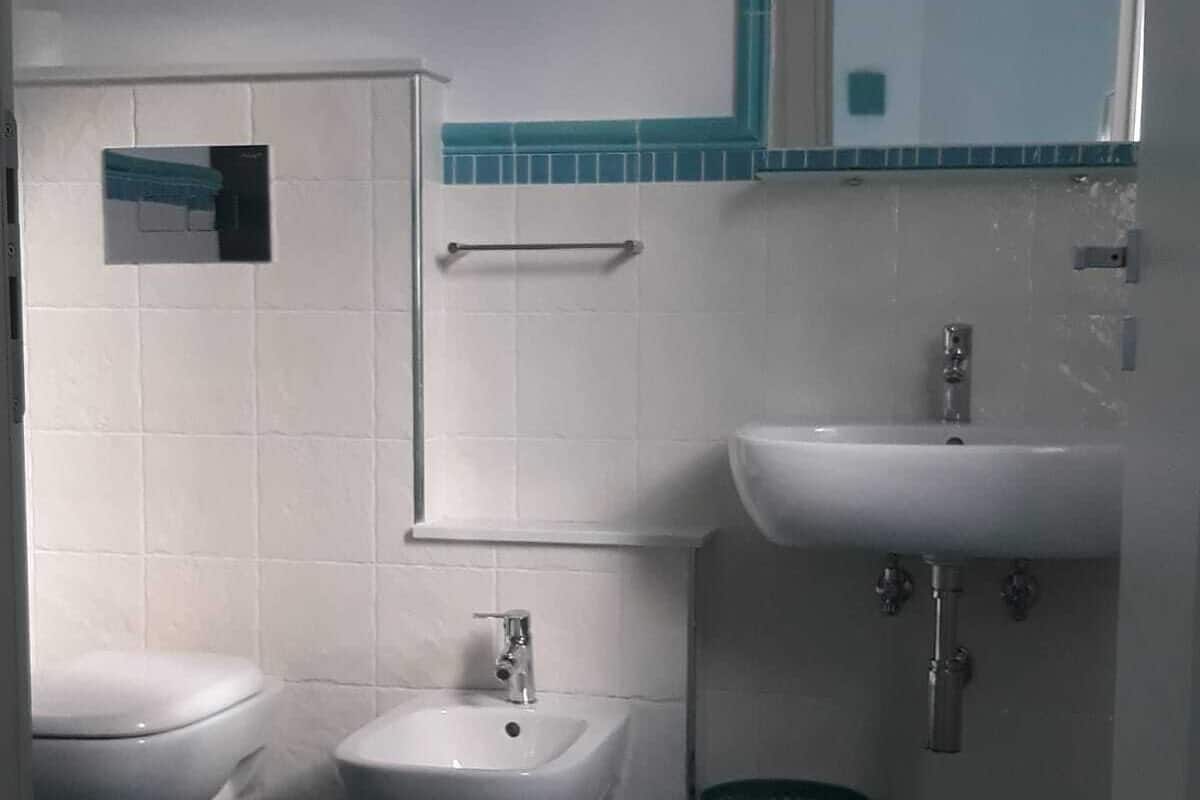 Basic-Dreibettzimmer | Badezimmer | Dusche, Regendusche, Bidet, Handtücher