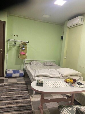 Basic Room | Free minibar, blackout curtains, iron/ironing board, free WiFi - Vahes Family Guest house (Yerevan)