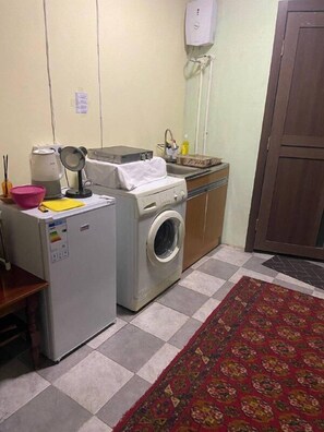 Basic Room | Private kitchen - Vahes Family Guest house (Yerevan)