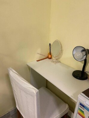 Basic Room | Free minibar, blackout curtains, iron/ironing board, free WiFi - Vahes Family Guest house (Yerevan)