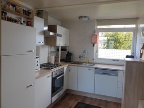 Kylskåp, mikrovågsugn, ugn och diskmaskin