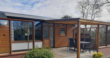 Comfortably and nicely furnished 6-person bungalow with 3 bedrooms, on the popular park Eureka near the beach, sea, dunes and woods. Free WiFi, pet welcome