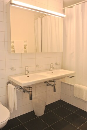 City-Apartment | Badezimmer | Duschwanne, Regendusche, Haartrockner, Handtücher