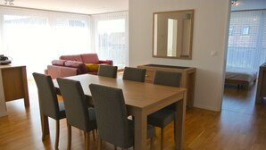 Leilighet – city | Spiseområde på rommet