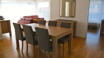 City-Apartment | Essbereich im Zimmer