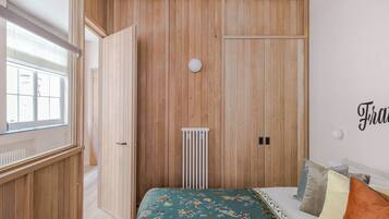 1 slaapkamer, een strijkplank/strijkijzer, wifi, beddengoed